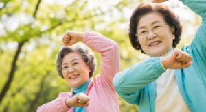 봄철 춘곤증 이기는 방법으로 밝은 봄 공원에서 가벼운 체조를 함께하며 환하게 웃고 있는 할머니와 할아버지의 클로즈업 장면