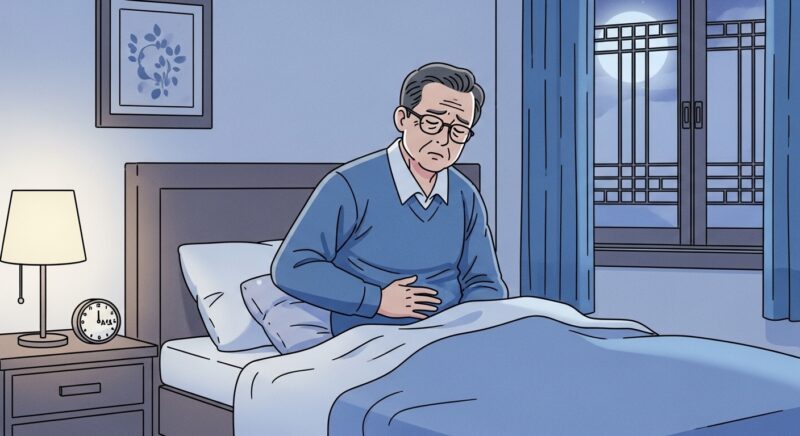 70대 한국인 노인 남성이 밤에 침대에서 일어나 앉아있는 모습, 소변 자주 마렵지는 않은데 밤에만 두 번씩 깨는 증상으로 불편해하는 표정, 달빛이 들어오는 침실 배경